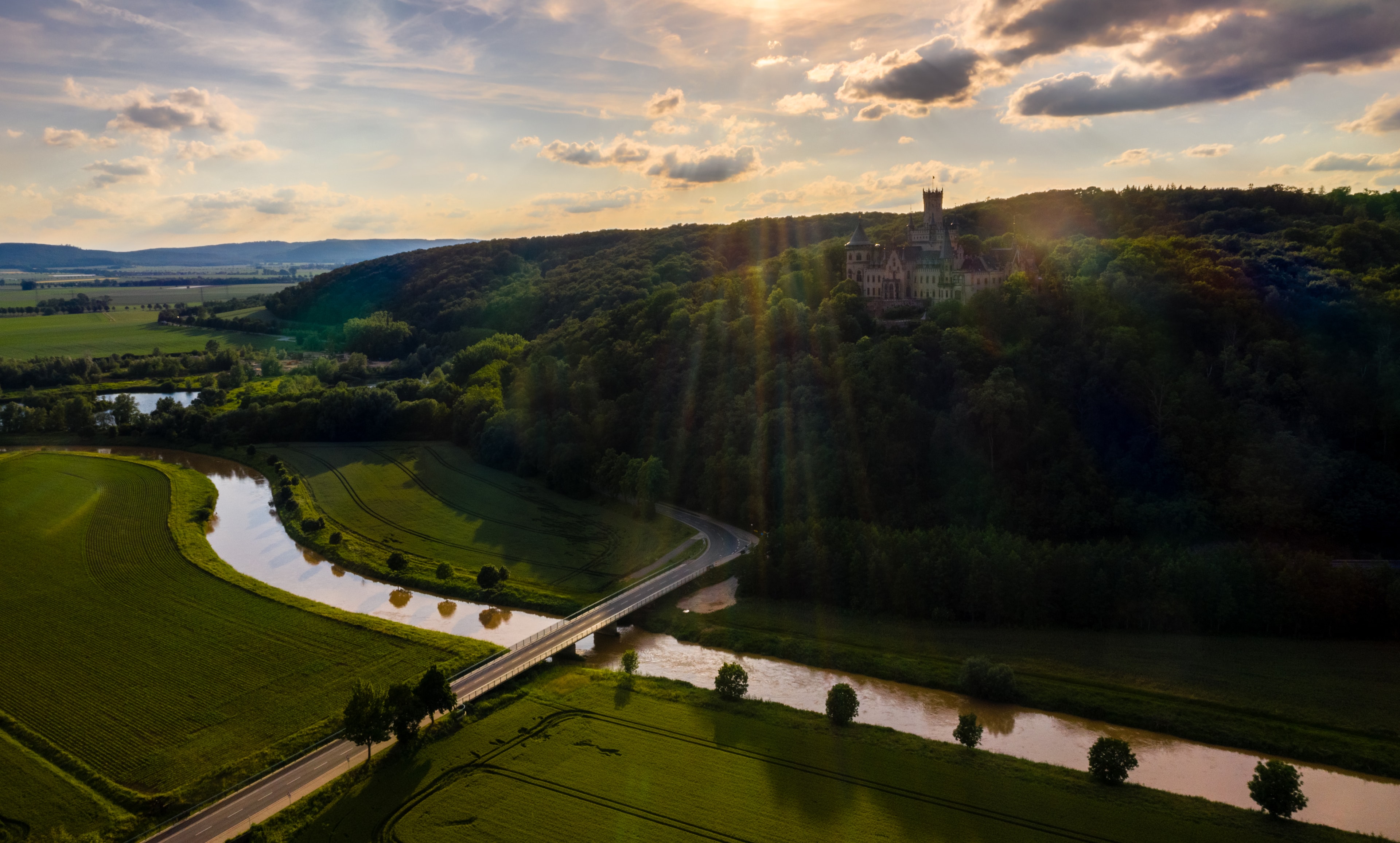 Luftaufnahme eines deutschen Schlosses bei Sonnenuntergang